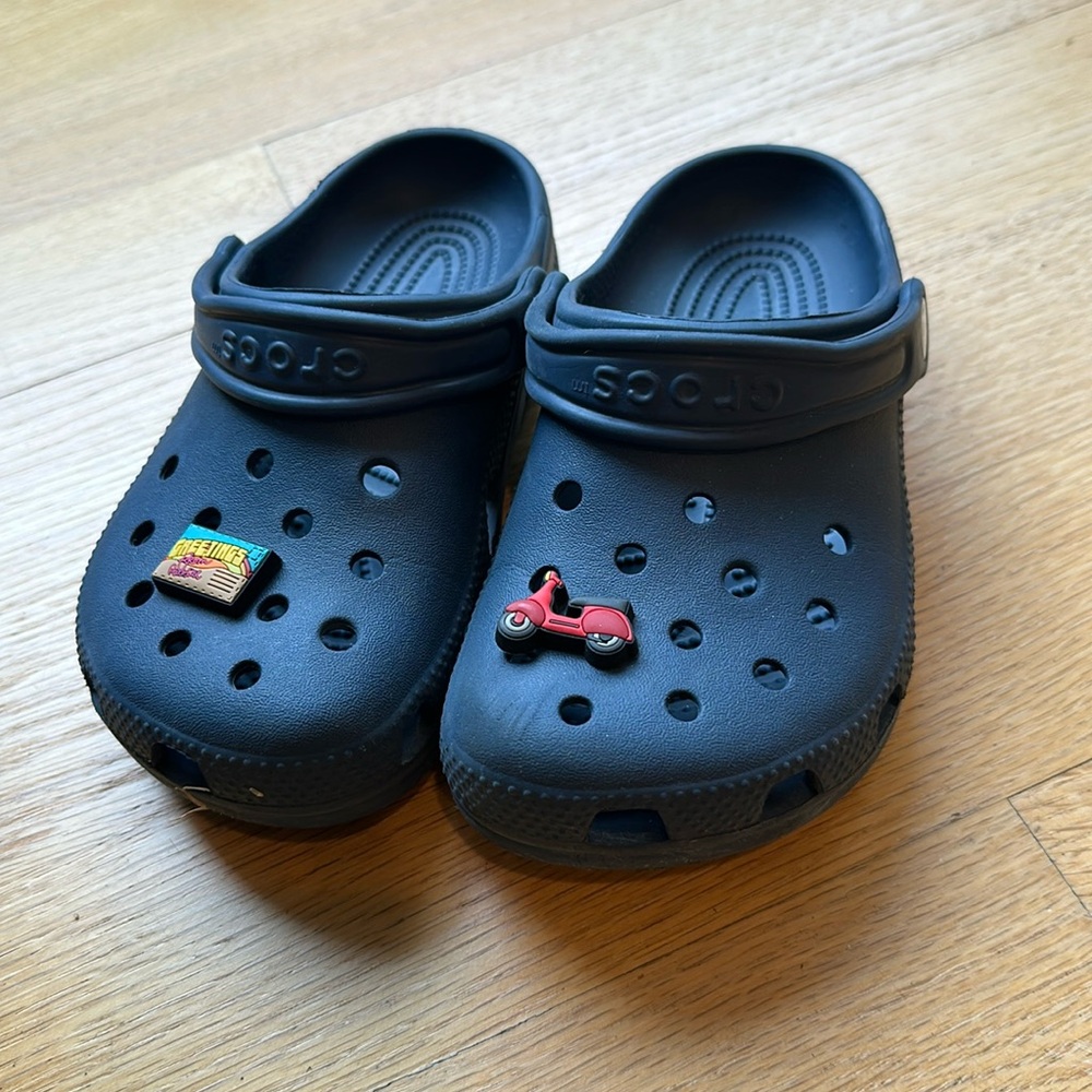 Crocs Size 1 slippers. Very good condition.